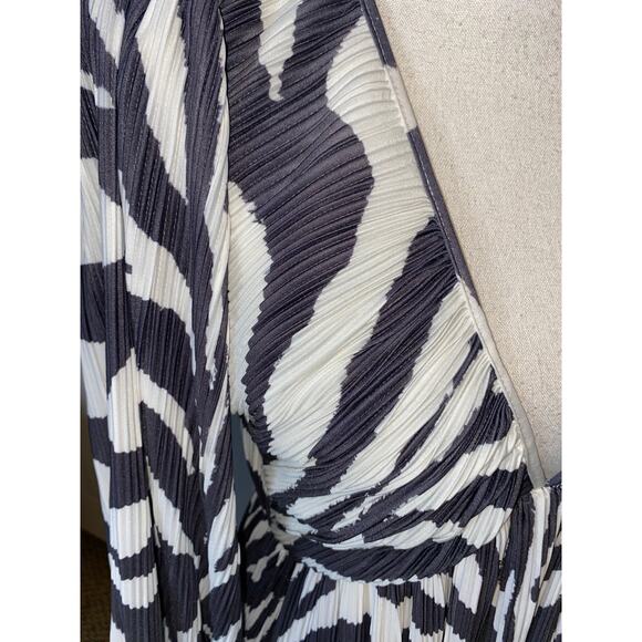 H&M Grey Dark V-Neck Zebra Animal Print A-Line Sleeves Elastic Wristband EUC - Picture 5 of 12